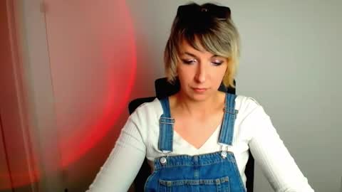 Snapshot of mishelle_blondie chatting on 05/03/26, 01:28 Mishelle online show from 05/03/26, 01:28