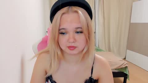 Snapshot of miss__selena chatting on 12/19/24, 01:07 miss__selena online show from 12/19/24, 01:07