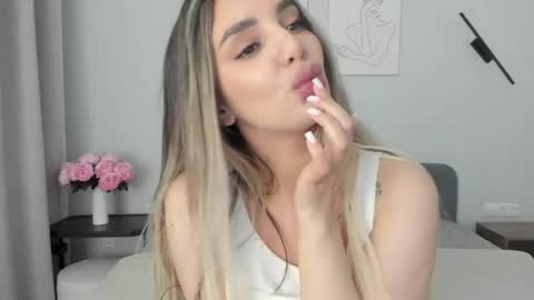 Snapshot of miss_emilyy chatting on 04/29/26, 11:33 Emily online show from 04/29/26, 11:33
