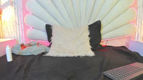 miss_evans_ online show from 01/06/26, 05:49