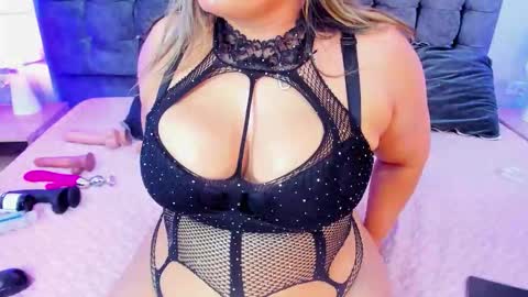 Snapshot of miss_horney chatting on 10/23/25, 12:10 miss_horney online show from 10/23/25, 12:10