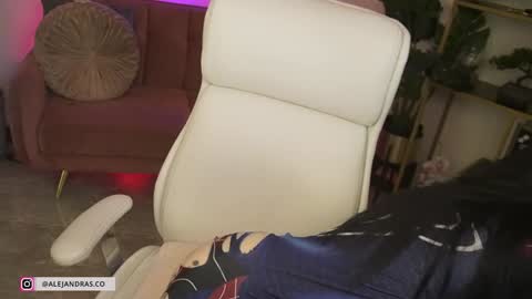 Alejandra online show from 11/28/25, 10:56