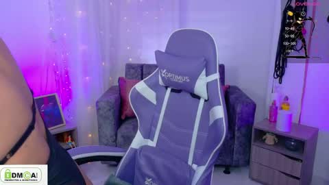 Snapshot of miss_scarllet chatting on 05/15/26, 01:18 100 thumbs up online show from 05/15/26, 01:18