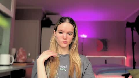 Snapshot of miss_sweetdream chatting on 12/26/24, 09:22 Emily online show from 12/26/24, 09:22