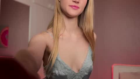 Snapshot of miss_sweetdream chatting on 01/07/25, 01:03 Emily online show from 01/07/25, 01:03