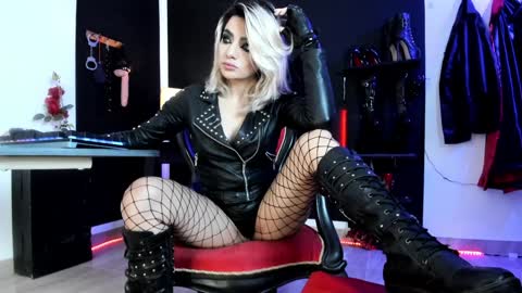 Snapshot of missdarklady chatting on 12/17/24, 12:34 Missdarklady online show from 12/17/24, 12:34