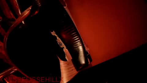 Snapshot of misselissehillx chatting on 05/20/26, 04:02 Miss Elisse H. online show from 05/20/26, 04:02