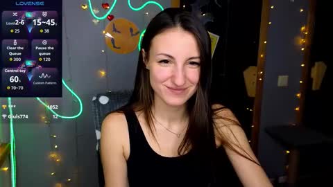 Snapshot of missis_sofiia chatting on 10/22/25, 01:22 Sofia online show from 10/22/25, 01:22