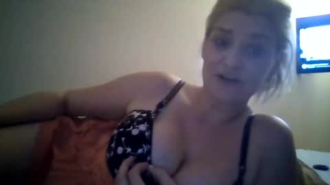 Snapshot of misslicks chatting on 10/25/25, 01:46 Misslicks online show from 10/25/25, 01:46