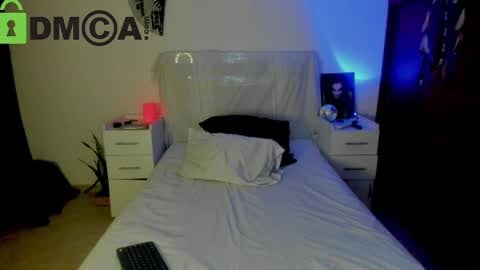 Snapshot of misslucye_robbie chatting on 02/12/25, 02:35 Lucye Robbie online show from 02/12/25, 02:35