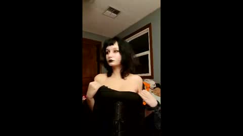 Snapshot of missmacabre666 chatting on 01/17/26, 06:18 missmacabre666 online show from 01/17/26, 06:18