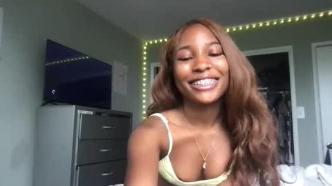 Snapshot of missmarimac chatting on 05/25/26, 02:56 missmarimac online show from 05/25/26, 02:56