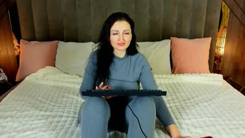 missrossi online show from 12/19/25, 02:46