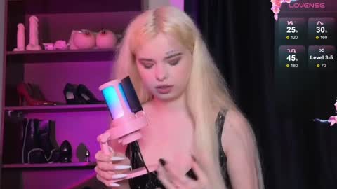 Snapshot of missslola chatting on 12/06/24, 02:17 Misss Lola Angel online show from 12/06/24, 02:17