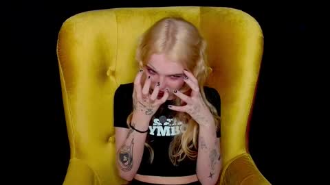 Snapshot of missslola chatting on 09/15/25, 02:28 Misss Lola Angel online show from 09/15/25, 02:28