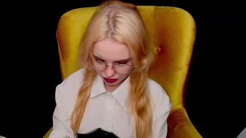 Snapshot of missslola chatting on 10/05/25, 02:37 Misss Lola Angel online show from 10/05/25, 02:37