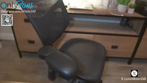 Snapshot of mister_dilf chatting on 03/05/25, 10:10 MISTER DILF online show from 03/05/25, 10:10