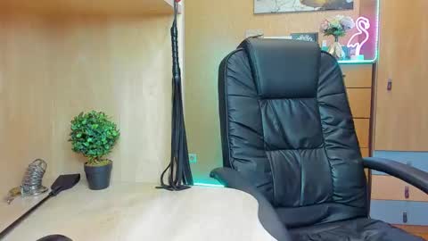 Snapshot of mistress_kristi chatting on 01/27/25, 09:44 Mistress Kristi online show from 01/27/25, 09:44