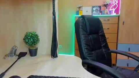 Snapshot of mistress_kristi chatting on 02/28/25, 05:59 Mistress Kristi online show from 02/28/25, 05:59