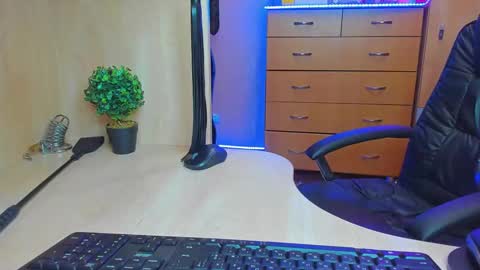 Snapshot of mistress_kristi chatting on 03/03/25, 09:15 Mistress Kristi online show from 03/03/25, 09:15