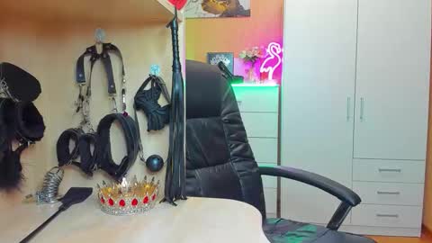 Snapshot of mistress_kristi chatting on 10/02/25, 09:00 Mistress Kristi online show from 10/02/25, 09:00