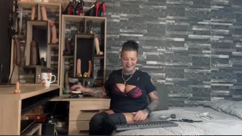 Snapshot of mistress_mirybossy chatting on 12/03/24, 01:52 Mistress Mirybossy online show from 12/03/24, 01:52