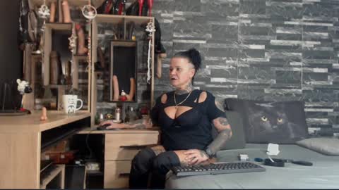 Snapshot of mistress_mirybossy chatting on 12/14/24, 12:33 Mistress Mirybossy online show from 12/14/24, 12:33