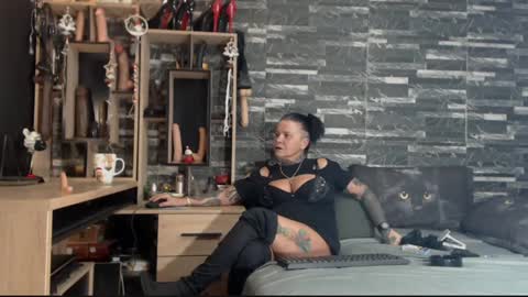 Snapshot of mistress_mirybossy chatting on 12/16/24, 02:47 Mistress Mirybossy online show from 12/16/24, 02:47