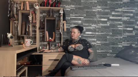 Snapshot of mistress_mirybossy chatting on 12/24/24, 02:10 Mistress Mirybossy online show from 12/24/24, 02:10
