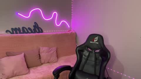 Mia online show from 11/05/25, 05:29