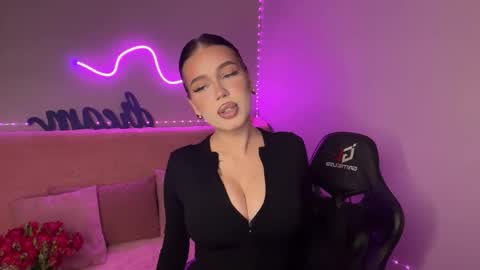 Mia online show from 11/06/25, 08:43