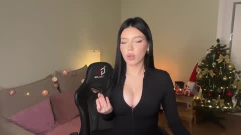 Mia online show from 12/19/25, 10:06