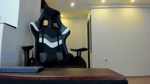 Snapshot of mistresskenda chatting on 03/01/26, 05:37 Mistress KiRa online show from 03/01/26, 05:37