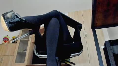 Snapshot of mistressmichelle5 chatting on 05/05/26, 01:08 YourGoddessM online show from 05/05/26, 01:08