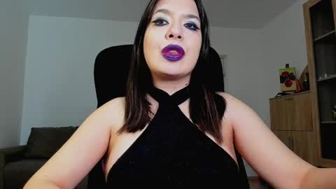 Snapshot of mistressmichelle5 chatting on 05/18/26, 04:02 YourGoddessM online show from 05/18/26, 04:02