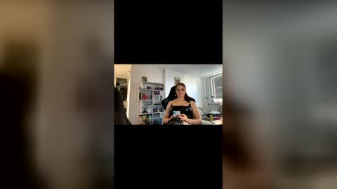 Snapshot of mistressviolet_ chatting on 06/01/26, 04:52 Mistress Violet online show from 06/01/26, 04:52