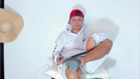 Snapshot of mitchellburns chatting on 02/15/25, 05:19 mitchell online show from 02/15/25, 05:19