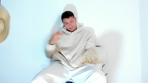 Snapshot of mitchellburns chatting on 02/24/25, 12:16 mitchell online show from 02/24/25, 12:16