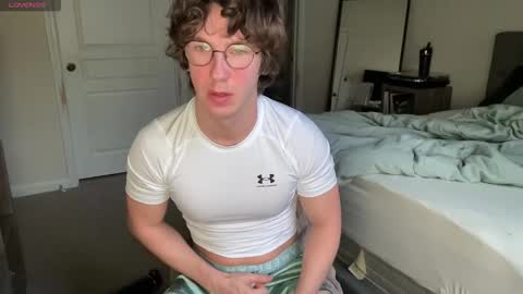 Snapshot of mizzo001 chatting on 12/17/25, 12:33 Leo online show from 12/17/25, 12:33