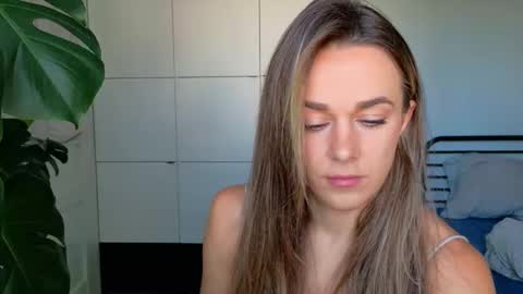 mmminnie online show from 10/21/25, 10:38