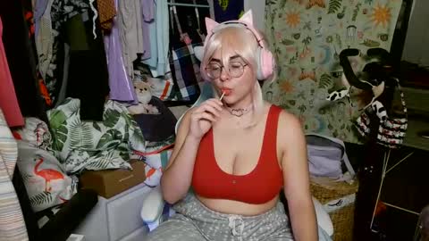 Snapshot of mochi_rainbow chatting on 01/14/25, 11:16 The Mochi Rainbow Variety Show online show from 01/14/25, 11:16