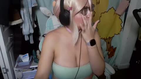 Snapshot of mochi_rainbow chatting on 03/04/25, 10:38 The Mochi Rainbow Variety Show online show from 03/04/25, 10:38