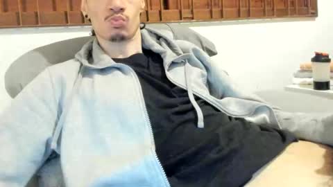 Snapshot of moderdelier chatting on 10/15/25, 01:44 DigBreed online show from 10/15/25, 01:44