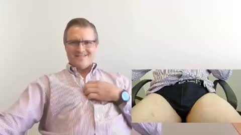 Snapshot of moe_001 chatting on 10/22/25, 07:24 Moe online show from 10/22/25, 07:24