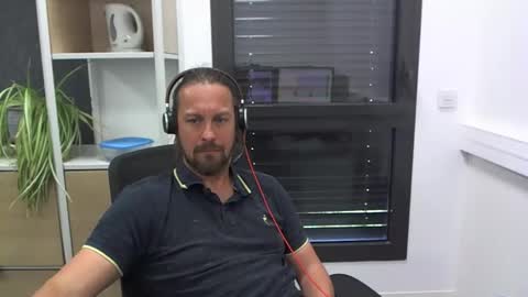 Snapshot of moi9876543210 chatting on 05/21/26, 02:35 Julien online show from 05/21/26, 02:35