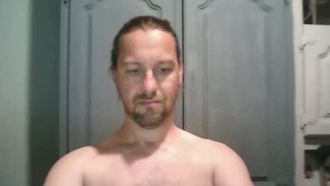 Snapshot of moi9876543210 chatting on 05/30/26, 02:03 Julien online show from 05/30/26, 02:03