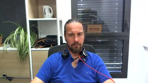 Snapshot of moi9876543210 chatting on 06/19/26, 01:26 Julien online show from 06/19/26, 01:26