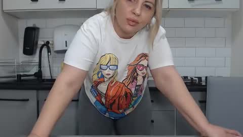 Snapshot of mojjo_erika chatting on 12/13/24, 12:28 erika online show from 12/13/24, 12:28