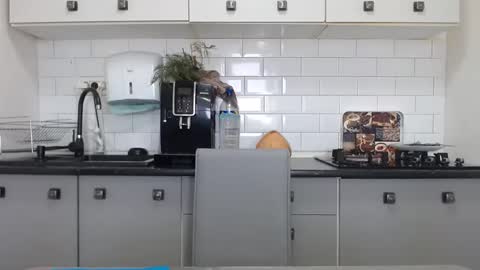 Snapshot of mojjo_erika chatting on 01/18/25, 10:06 erika online show from 01/18/25, 10:06