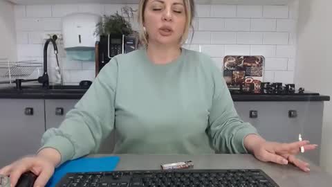 Snapshot of mojjo_erika chatting on 01/19/25, 01:12 erika online show from 01/19/25, 01:12